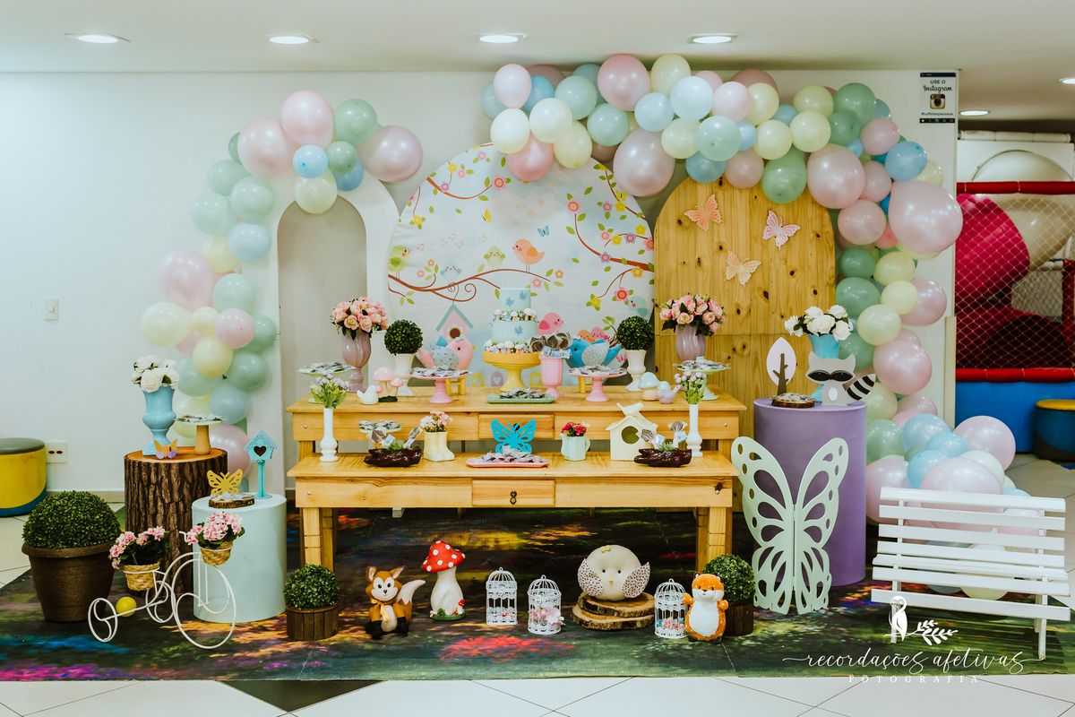Aniversário de 1 Aninho com Tema Jardim Encantado realizado no Buffet Espaço Auê, em Santana, SP