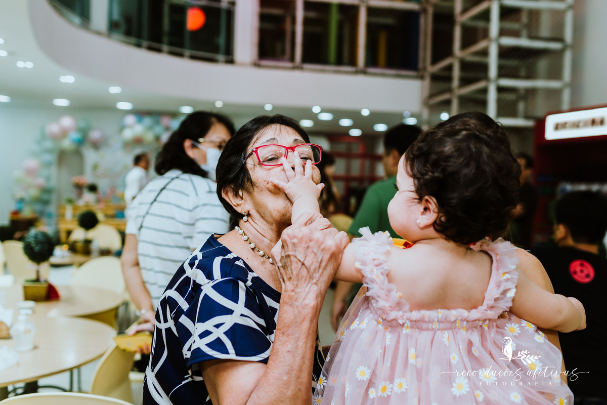 Aniversário de 1 Aninho com Tema Jardim Encantado realizado no Buffet Espaço Auê, em Santana, SP
