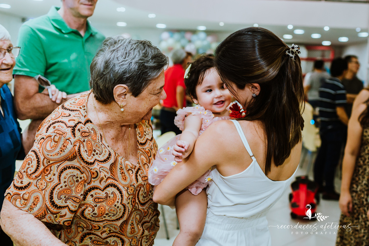 Aniversário de 1 Aninho com Tema Jardim Encantado realizado no Buffet Espaço Auê, em Santana, SP