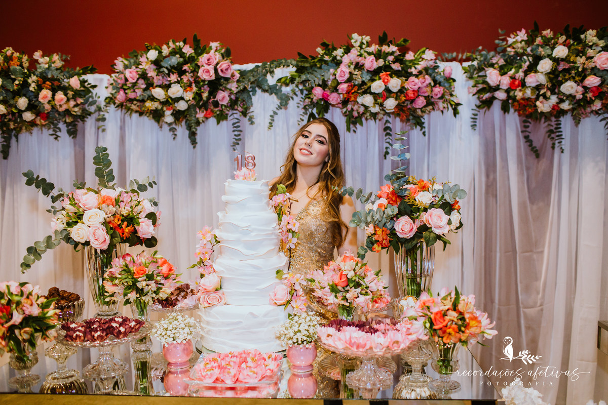Aniversário de 18 Anos com chegada em limusine rosa, realizado no Henrique Restaurante, em São Roque