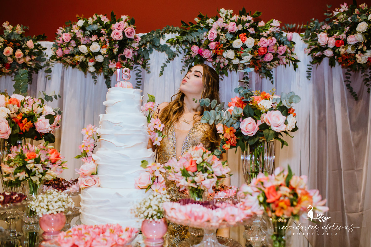Aniversário de 18 Anos com chegada em limusine rosa, realizado no Henrique Restaurante, em São Roque