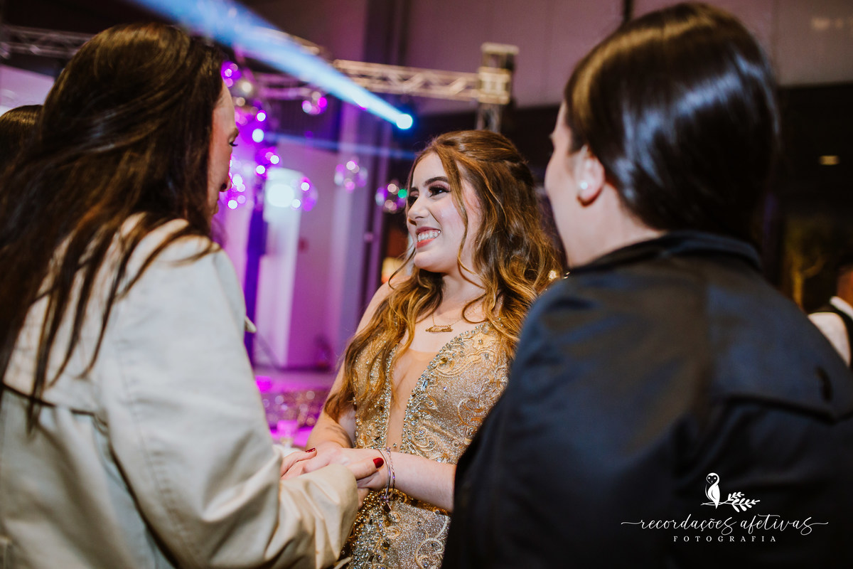 Aniversário de 18 Anos com chegada em limusine rosa, realizado no Henrique Restaurante, em São Roque