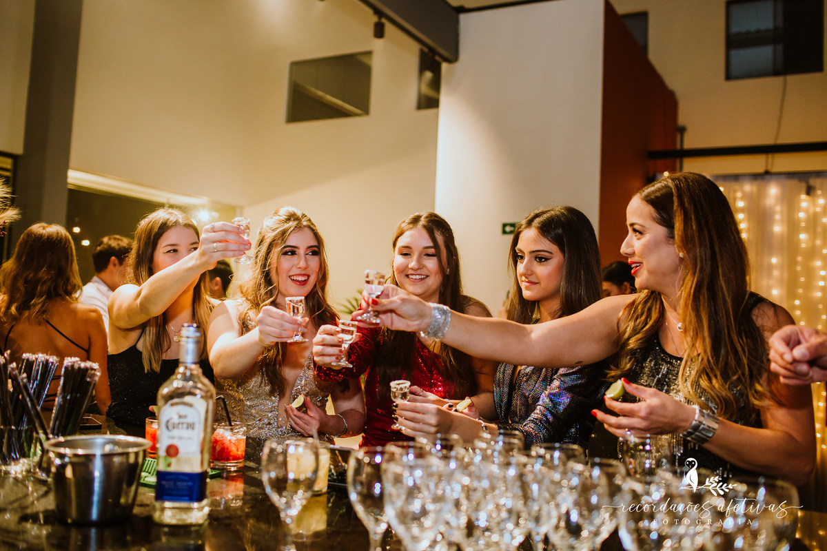 Aniversário de 18 Anos com chegada em limusine rosa, realizado no Henrique Restaurante, em São Roque