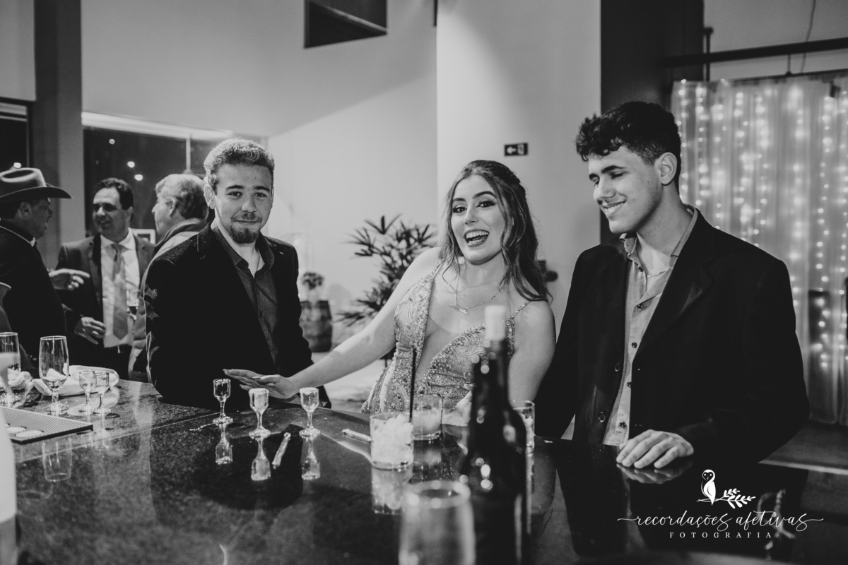 Aniversário de 18 Anos com chegada em limusine rosa, realizado no Henrique Restaurante, em São Roque