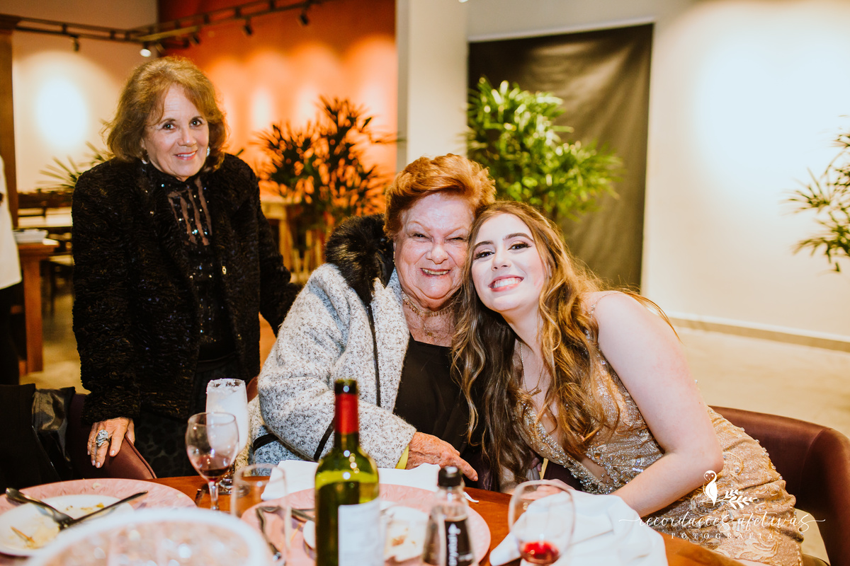 Aniversário de 18 Anos com chegada em limusine rosa, realizado no Henrique Restaurante, em São Roque