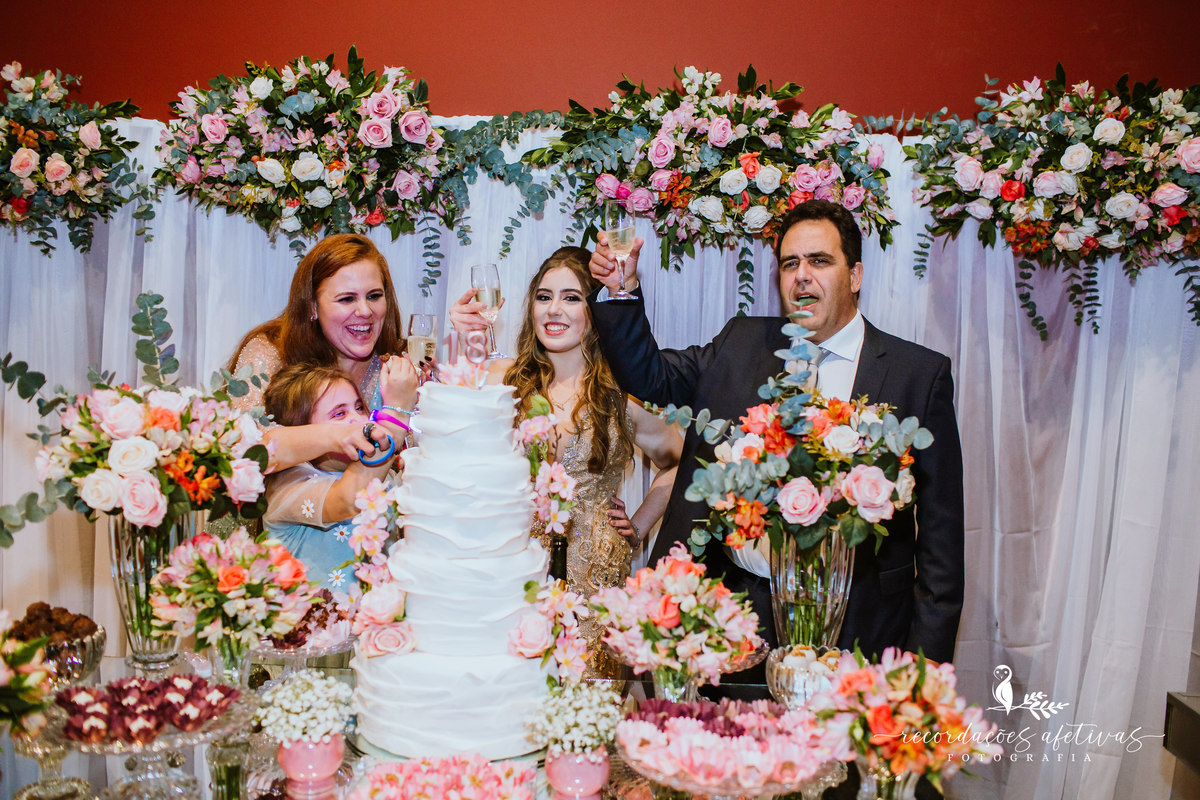 Aniversário de 18 Anos com chegada em limusine rosa, realizado no Henrique Restaurante, em São Roque