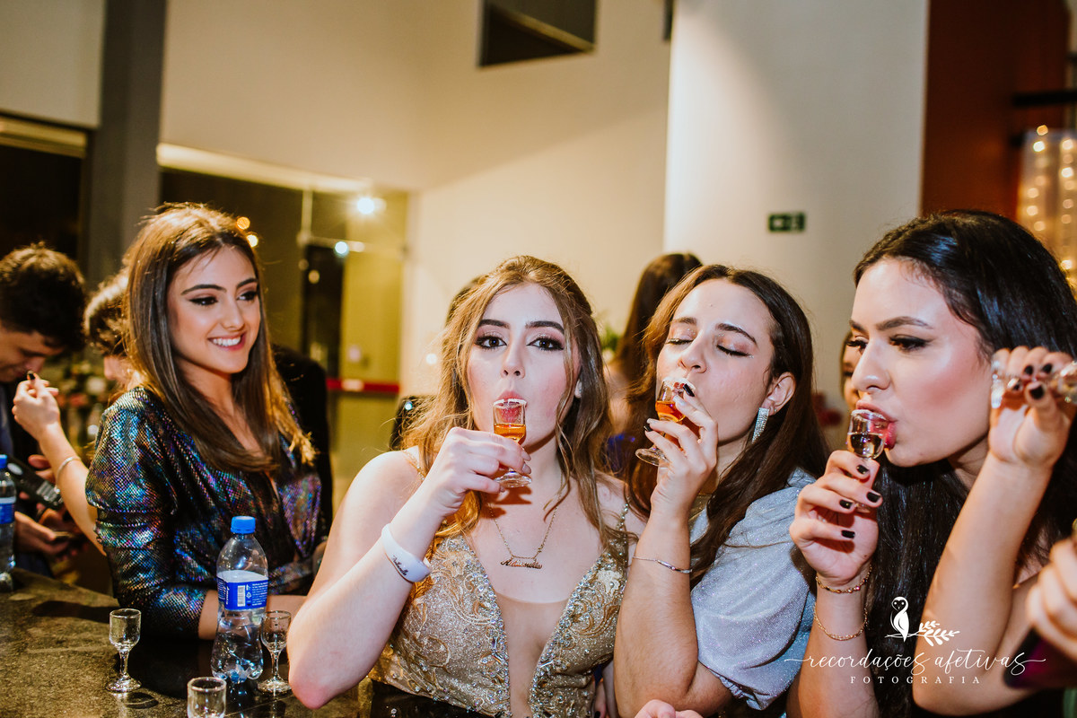 Aniversário de 18 Anos com chegada em limusine rosa, realizado no Henrique Restaurante, em São Roque