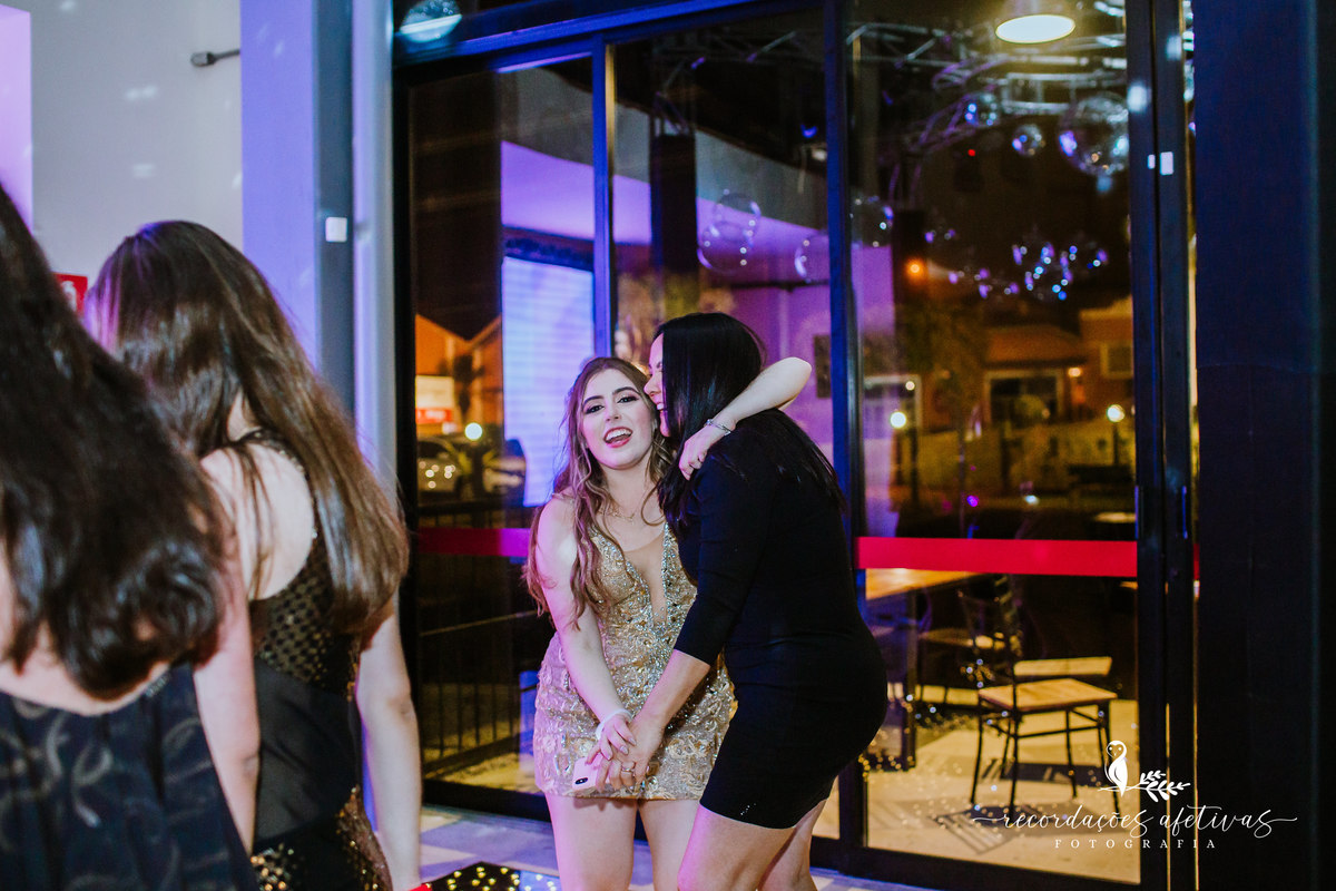 Aniversário de 18 Anos com chegada em limusine rosa, realizado no Henrique Restaurante, em São Roque