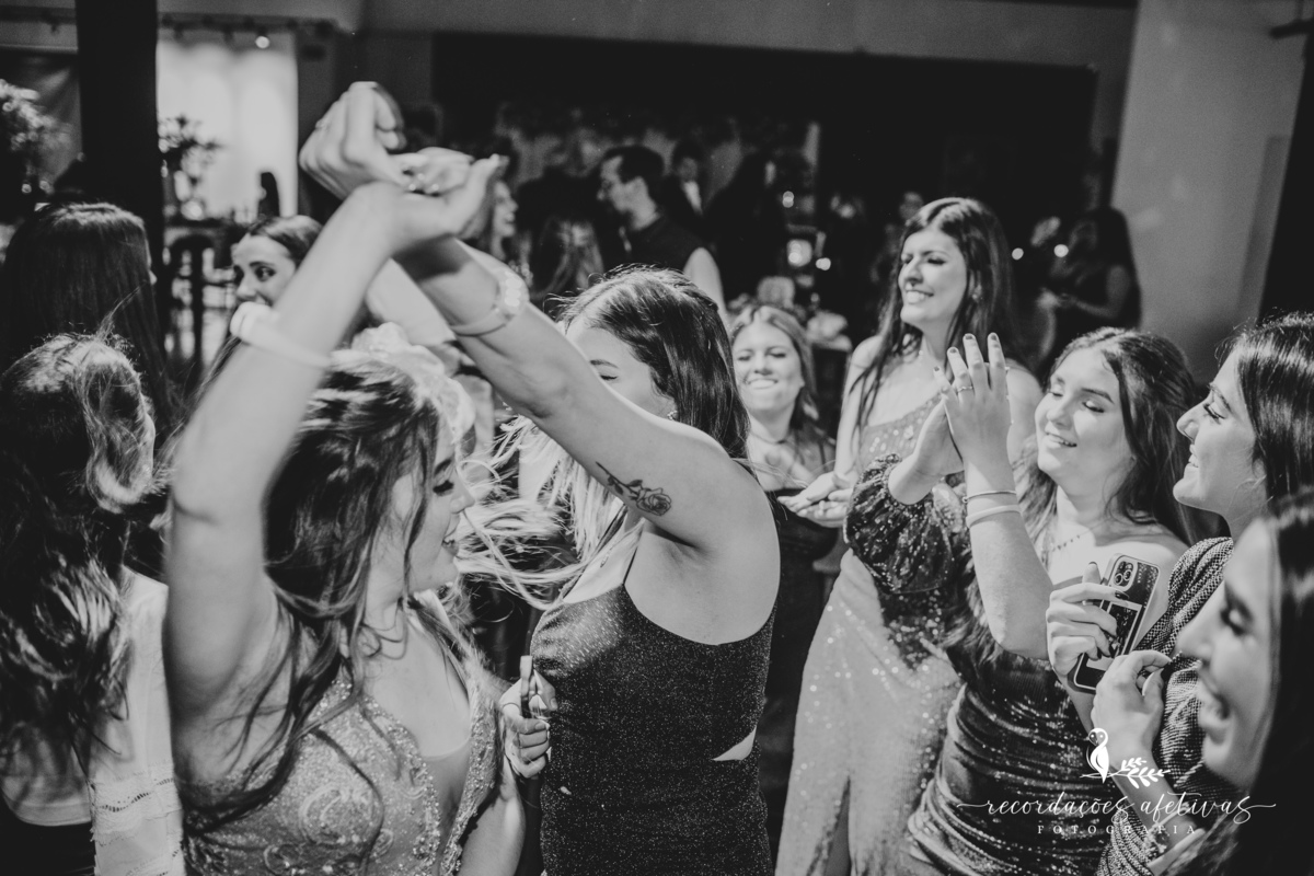 Aniversário de 18 Anos com chegada em limusine rosa, realizado no Henrique Restaurante, em São Roque