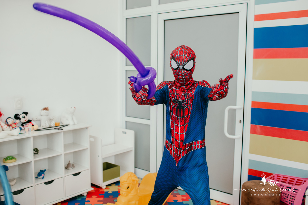 homem vestido de homem aranha