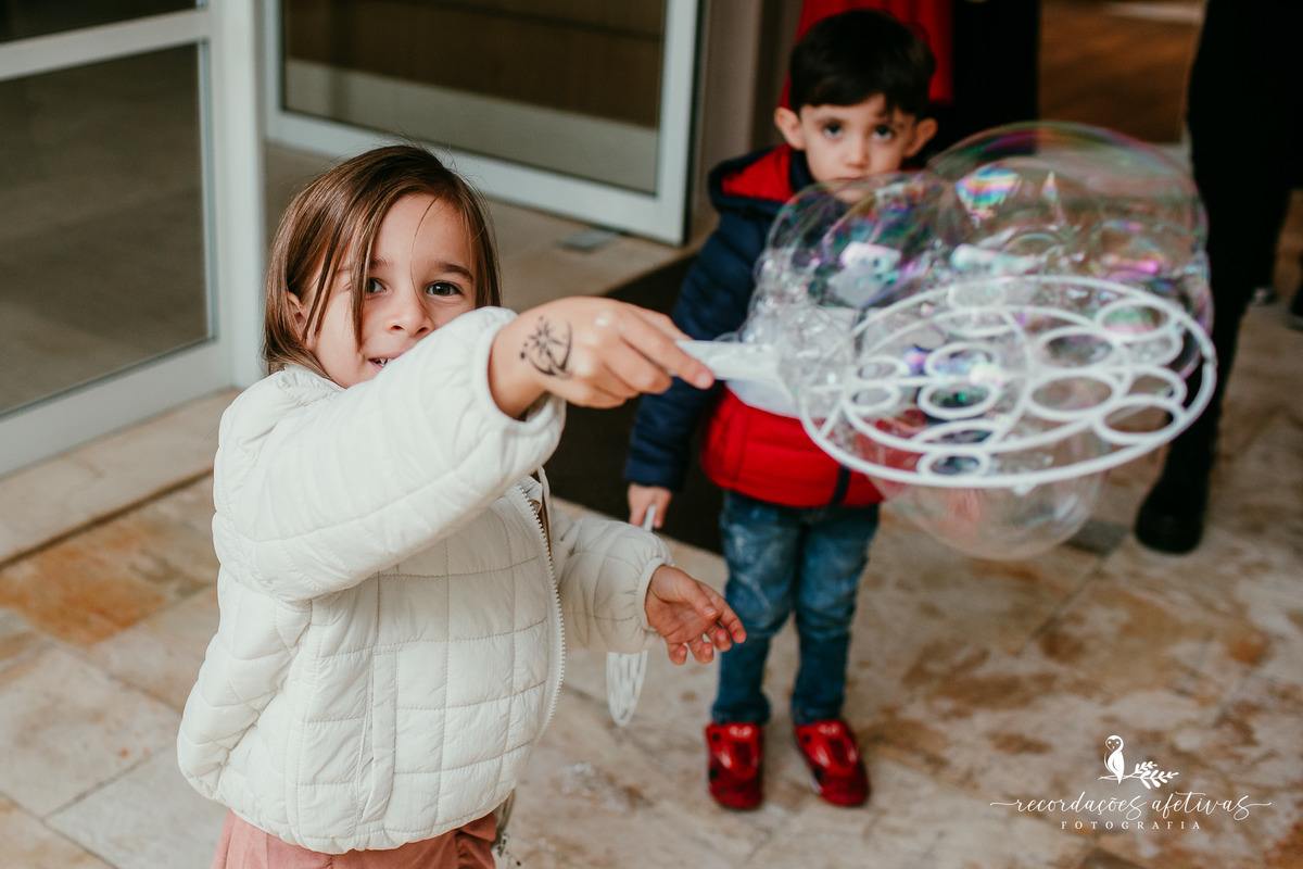 menina brincando com bolha de sabão