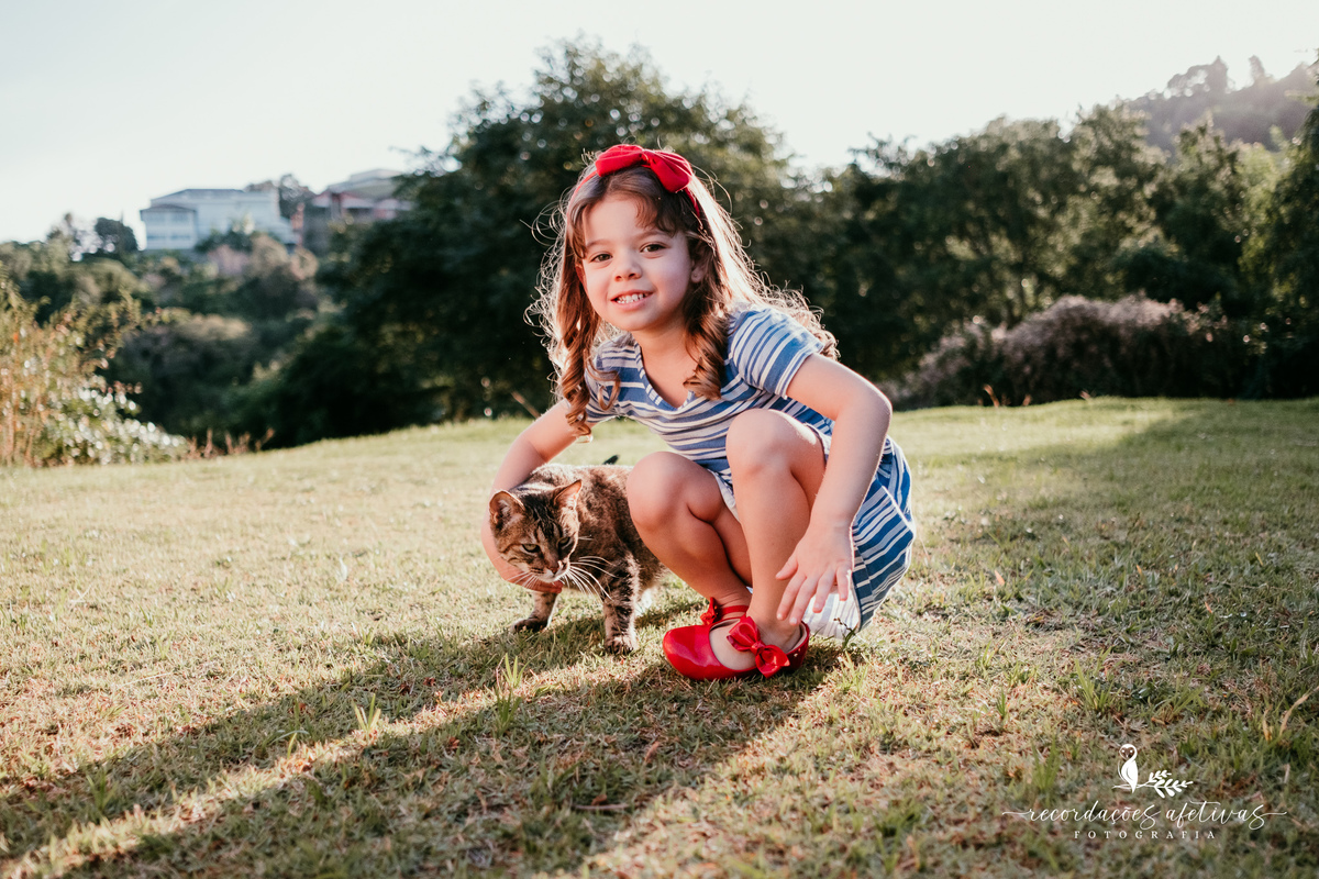 criança com gato