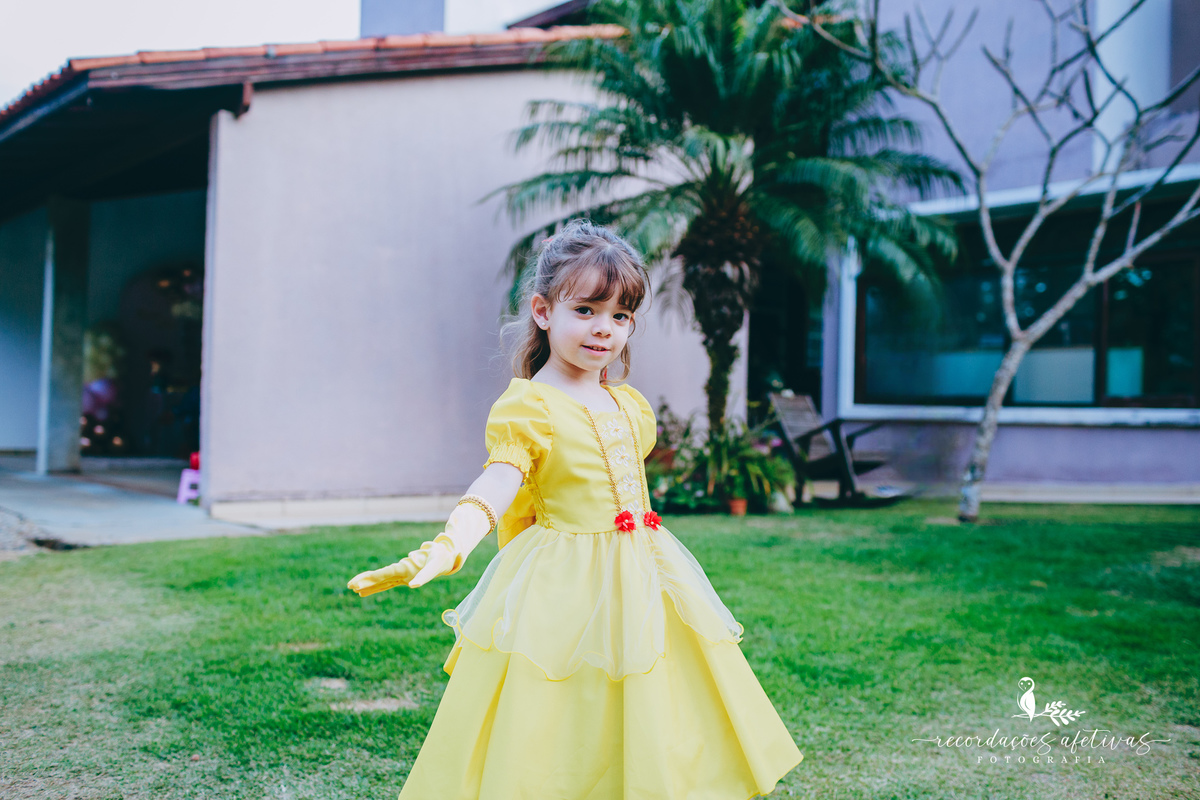 Menina fantasiada de Bela