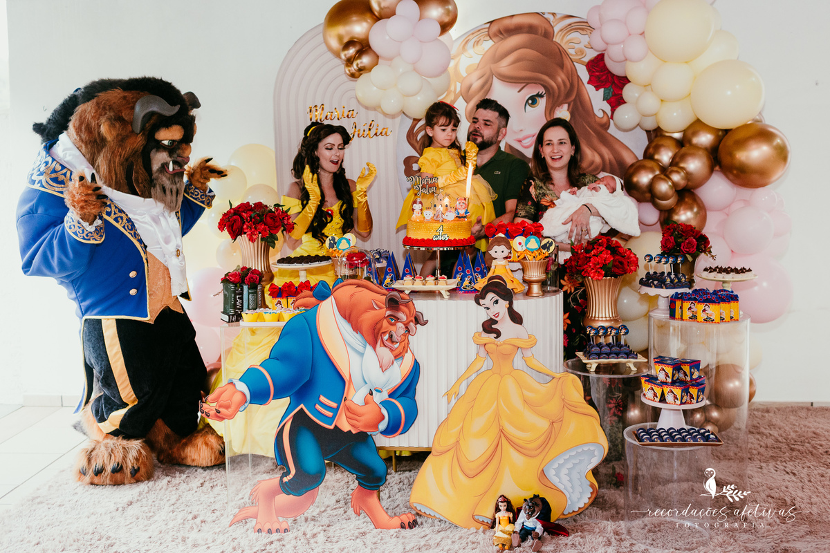 A Bela e a Fera cantando parabéns