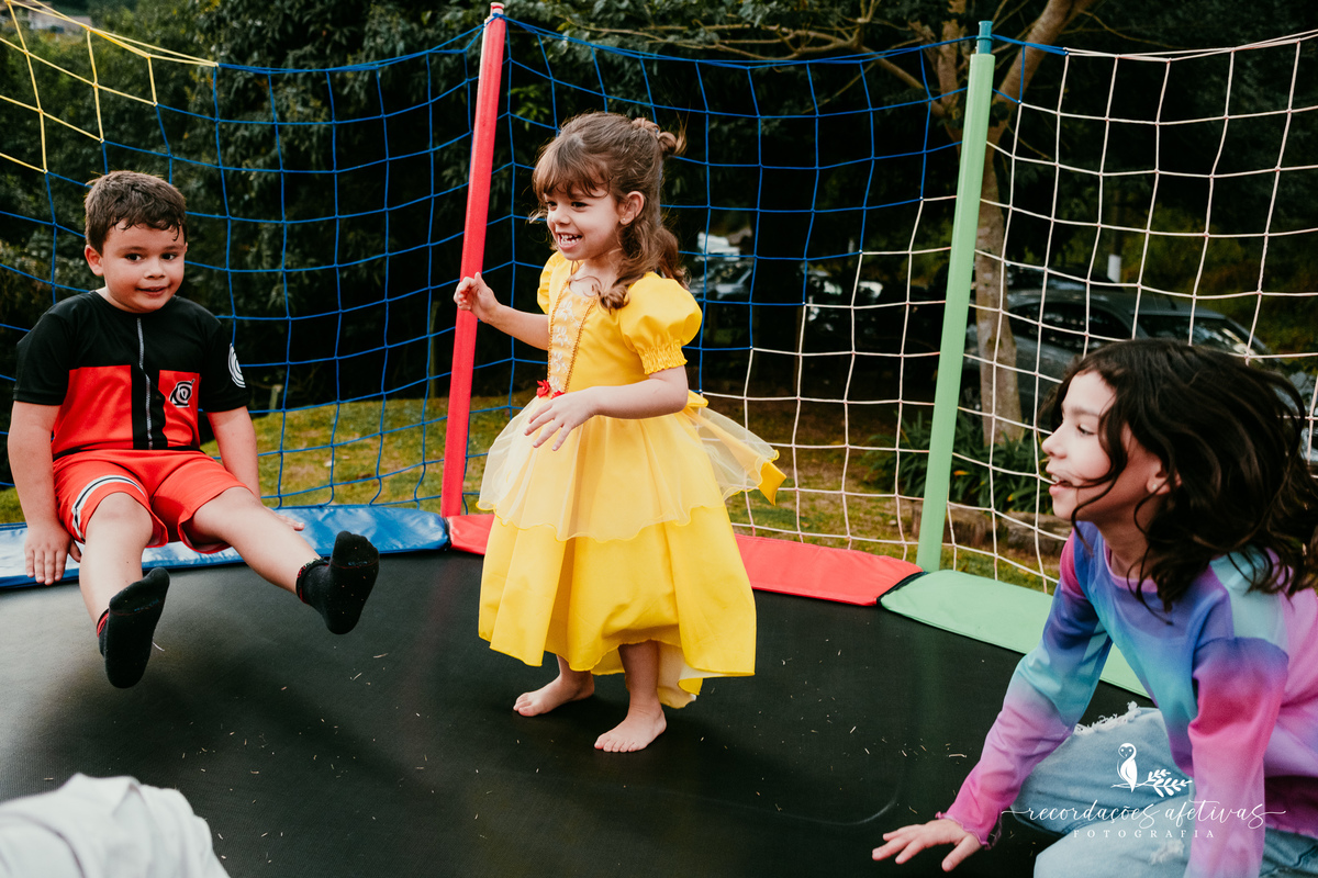 Crianças brincando no pula-pula