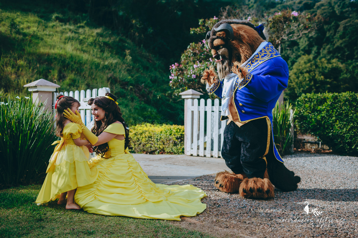 Criança com a Bela e a Fera