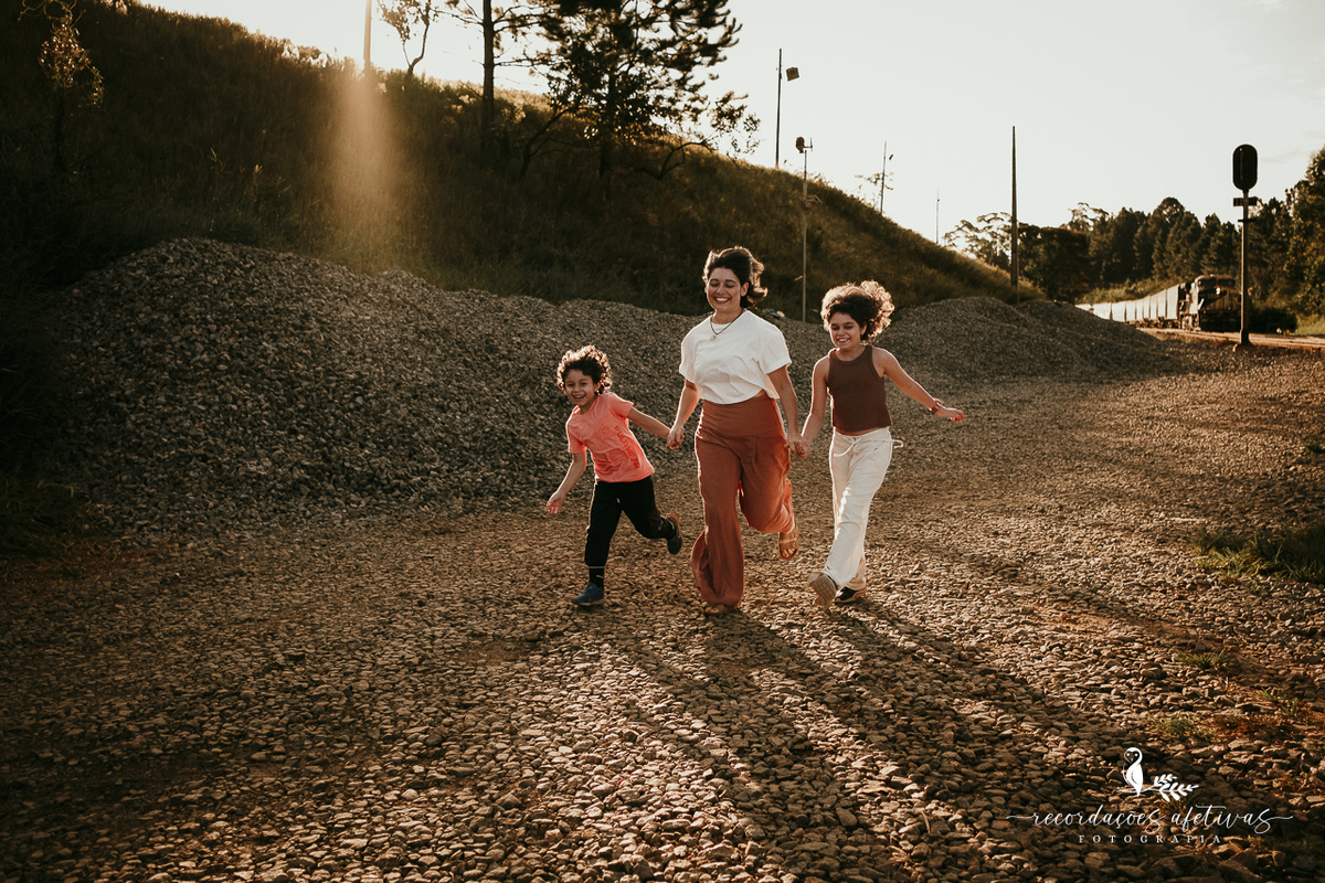 Mãe e filhos correndo
