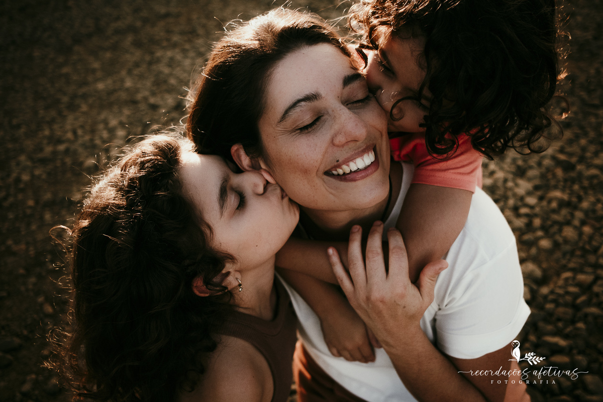 filhos beijando a mãe