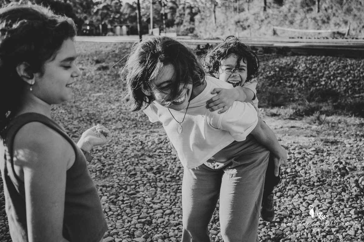 brincadeira entre mãe e filhos