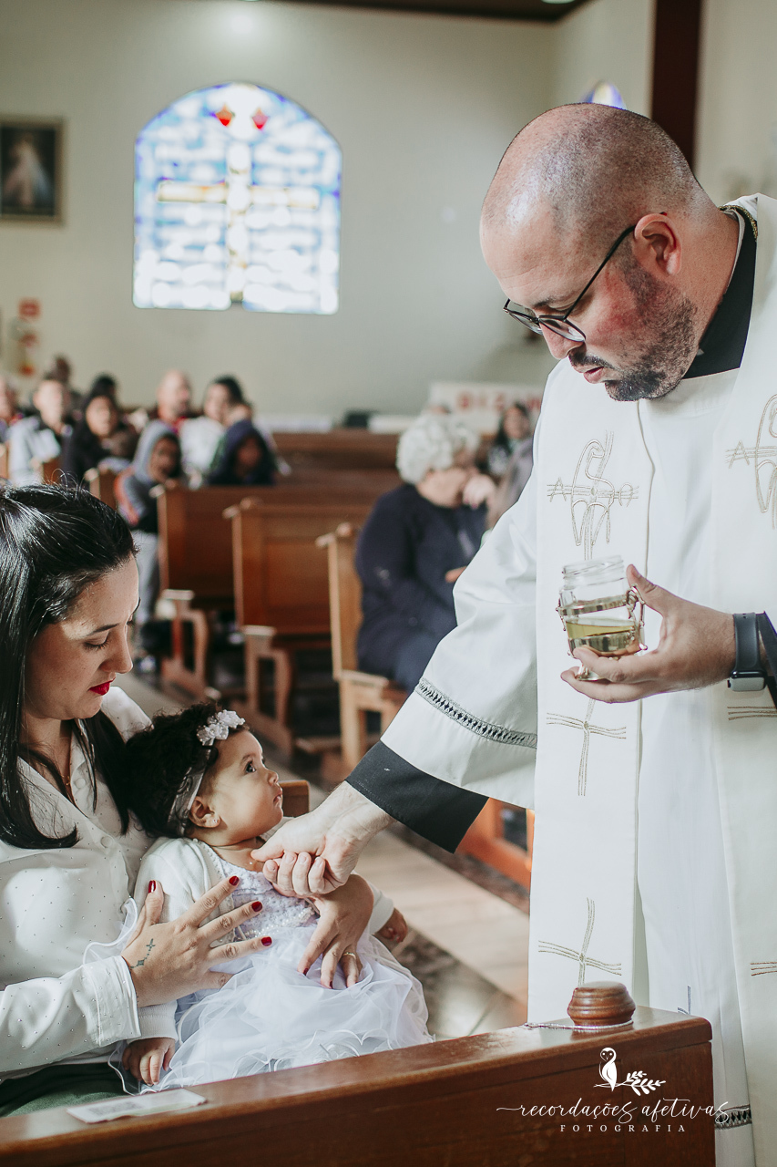 Batizado católico realizado na Paróquia São Luiz Gonzaga, em São Roque