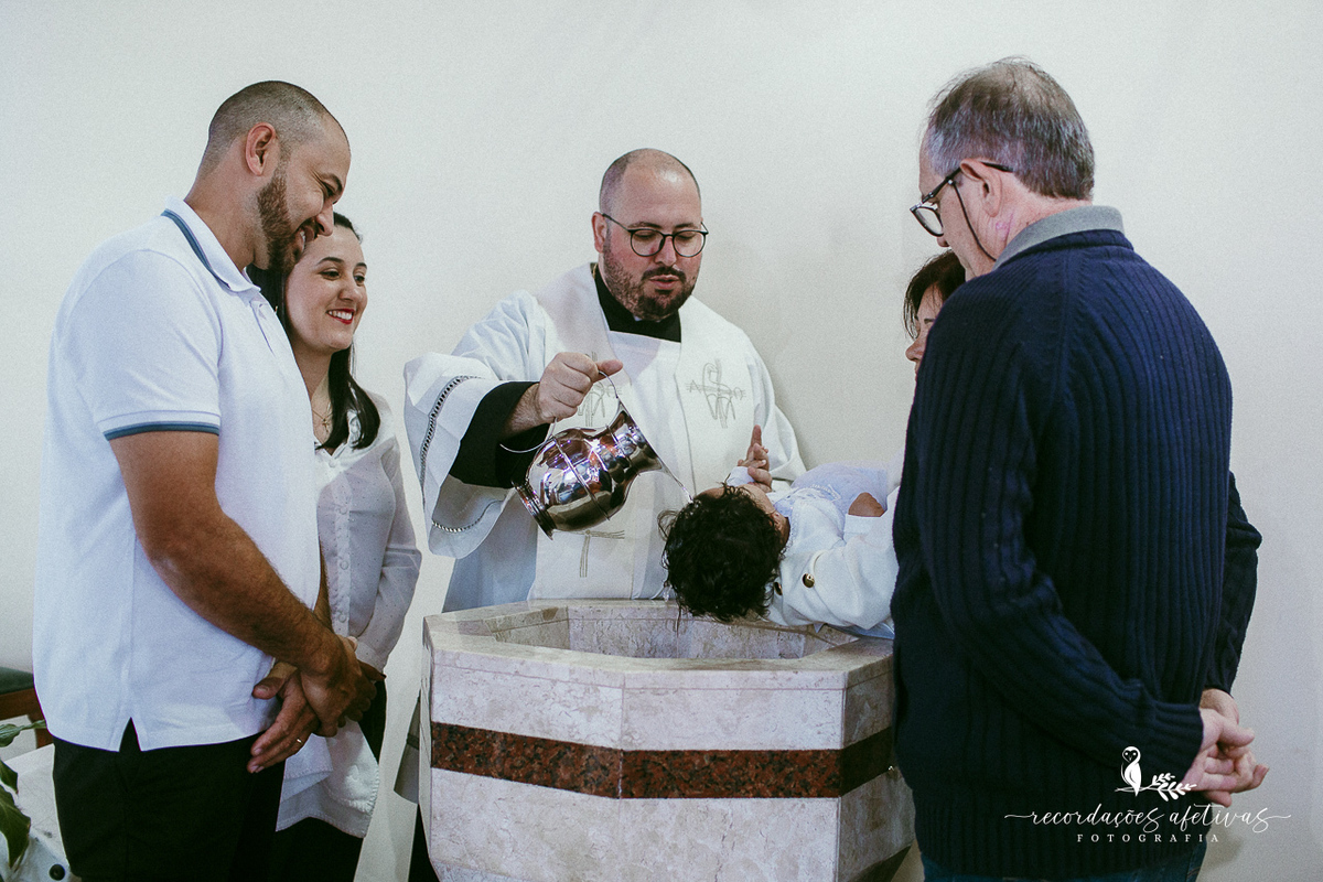 Batizado católico realizado na Paróquia São Luiz Gonzaga, em São Roque