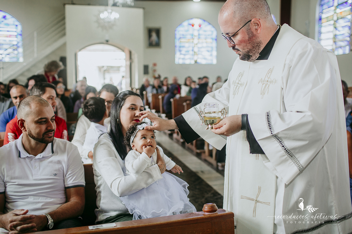 Batizado católico realizado na Paróquia São Luiz Gonzaga, em São Roque