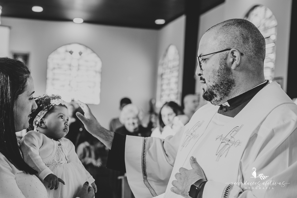 Batizado católico realizado na Paróquia São Luiz Gonzaga, em São Roque