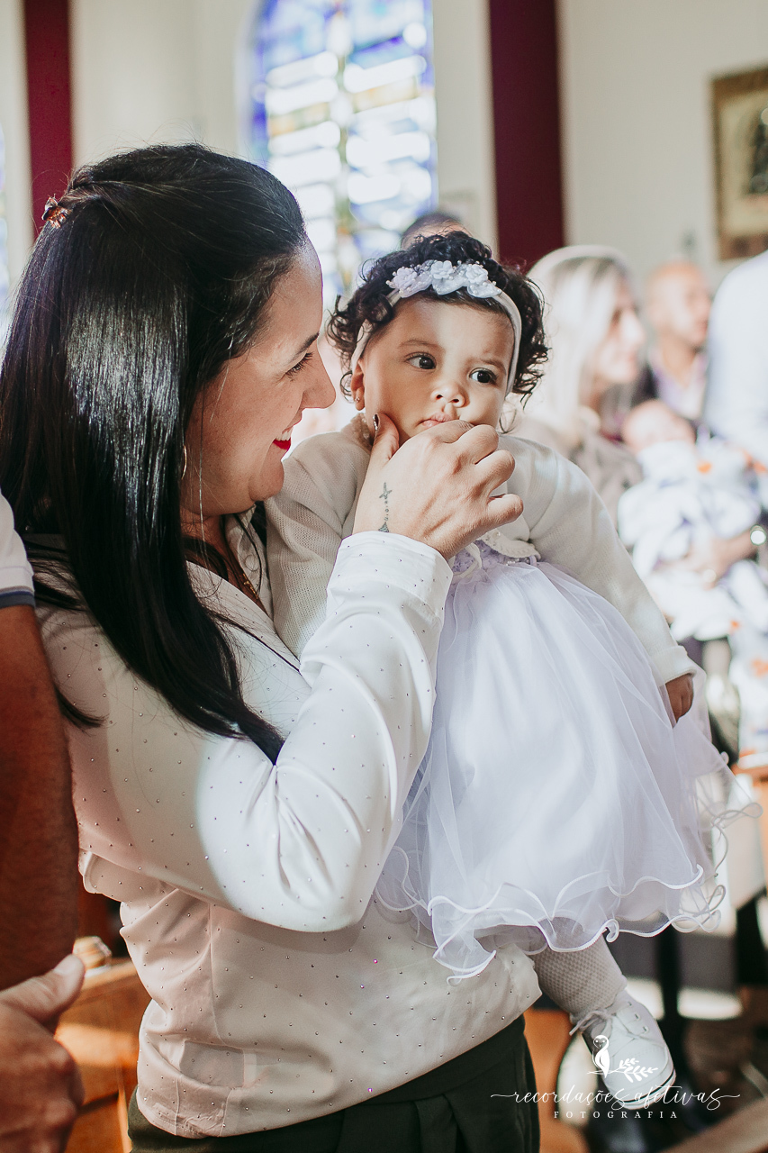 Batizado católico realizado na Paróquia São Luiz Gonzaga, em São Roque