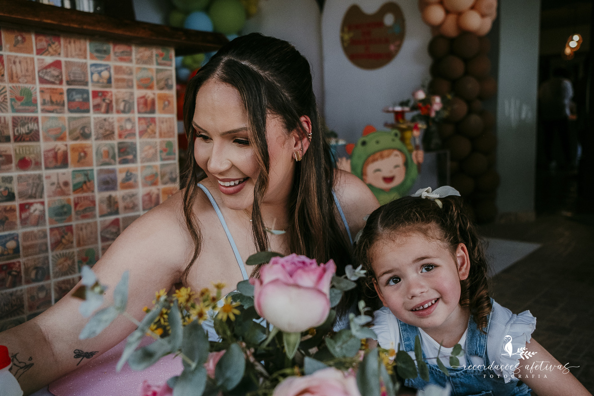Aniversário menino e menina com tema mundo das cores realizado em São Roque