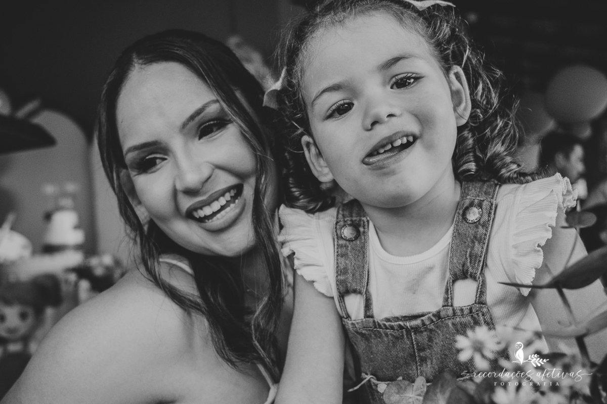 Aniversário menino e menina com tema mundo das cores realizado em São Roque