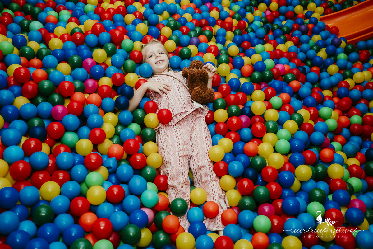 Criança brincando piscina de bolinhas Planeta Kids