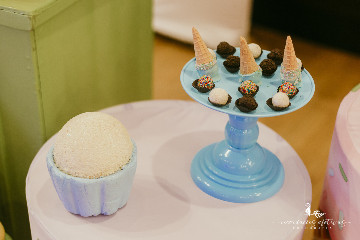 Decoração colorida da festa infantil tema doces, pensada em cada detalhe.