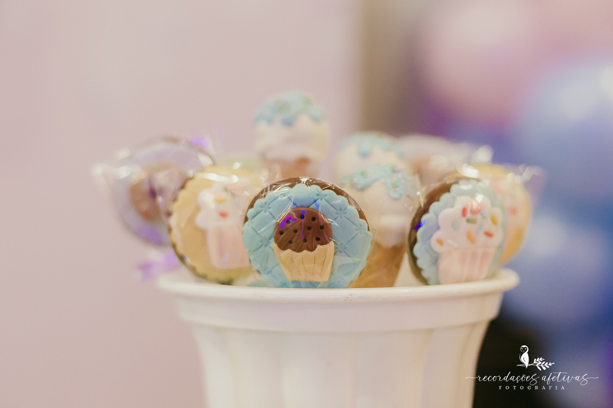 Decoração colorida da festa infantil tema doces, pensada em cada detalhe.