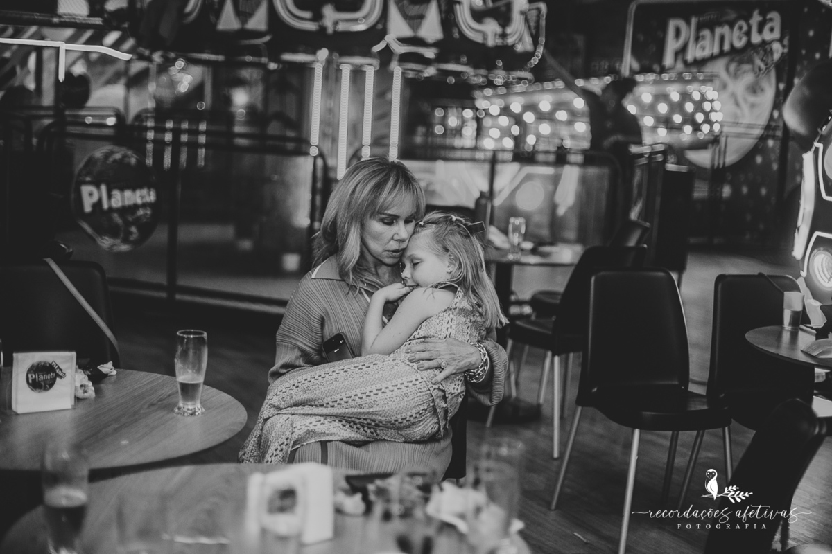 Momento afetivo entre avó e neta no Planeta Kids Vila Romana