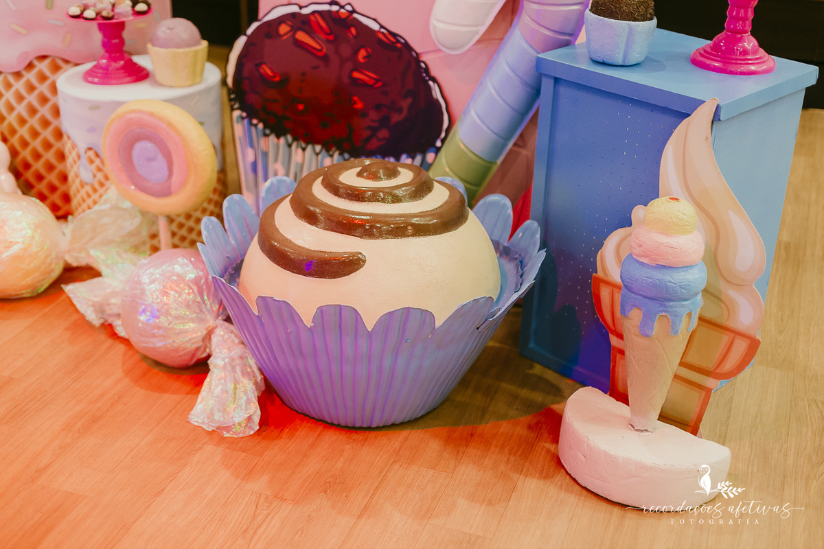 Mesa do bolo com elementos lúdicos que encantaram o aniversário infantil.