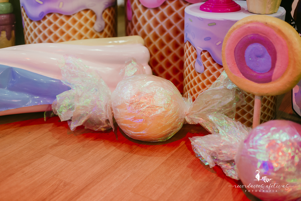 Mesa do bolo com elementos lúdicos que encantaram o aniversário infantil.