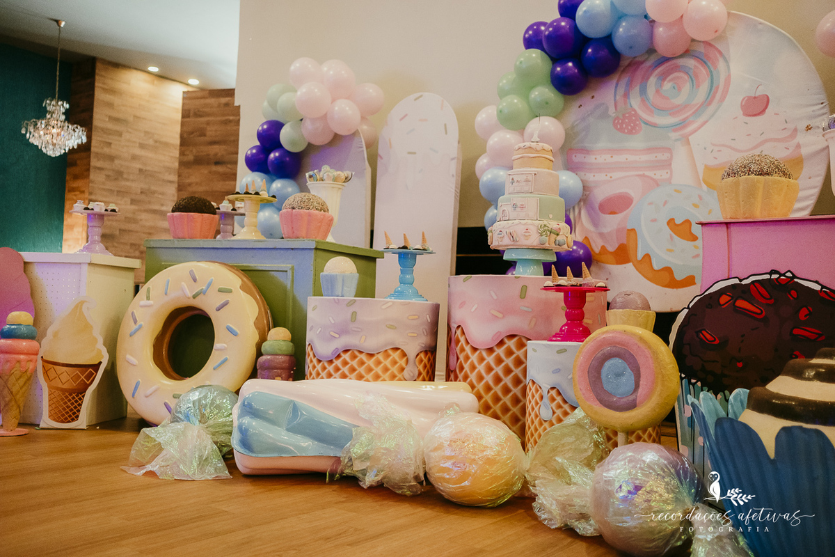 Mesa do bolo com elementos lúdicos que encantaram o aniversário infantil.