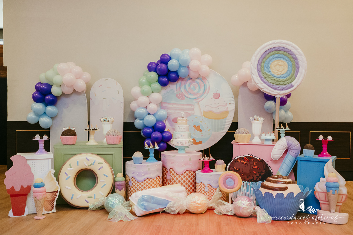 Decoração do aniversário infantil tema doces no Buffet Planeta Kids, em São Paulo.