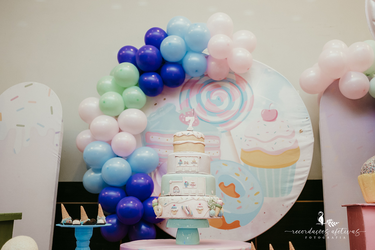 Decoração do aniversário infantil tema doces no Buffet Planeta Kids, em São Paulo.