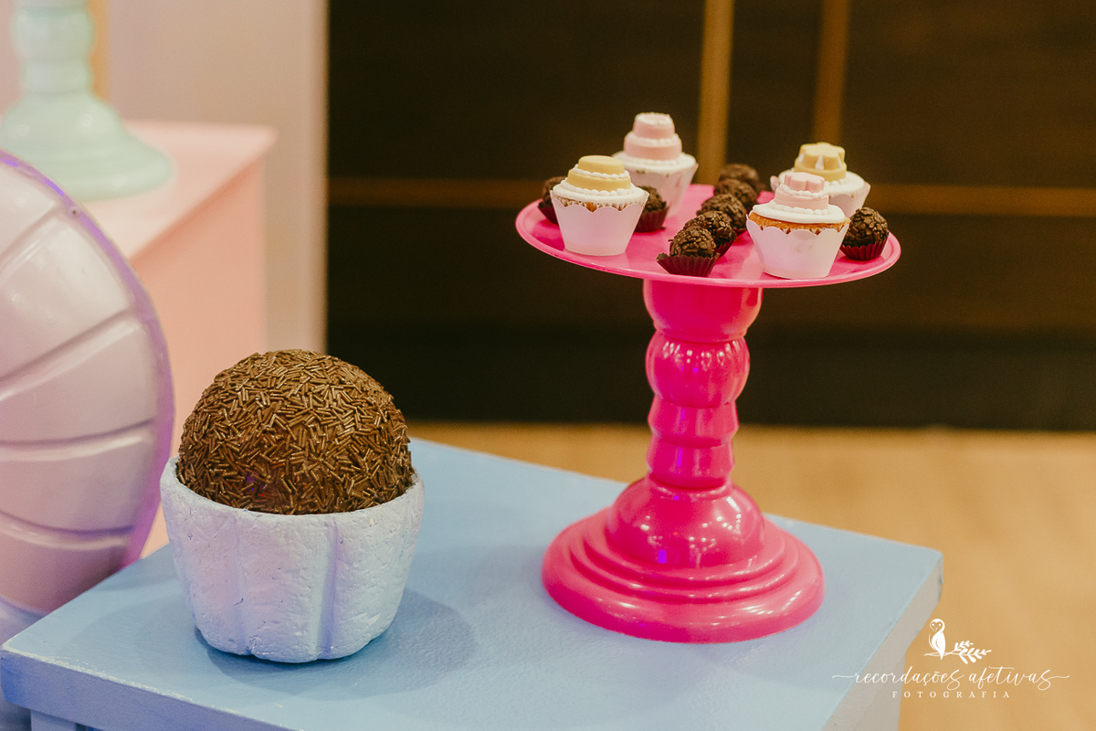 Mesa do bolo com decoração tema doces no aniversário infantil realizado no Buffet Planeta Kids, na Vila Romana 1