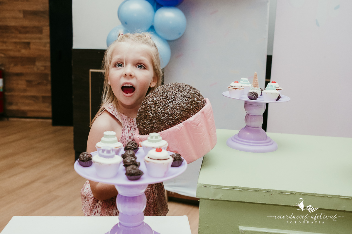 Retrato espontâneo da aniversariante durante o aniversário infantil tema doces 1