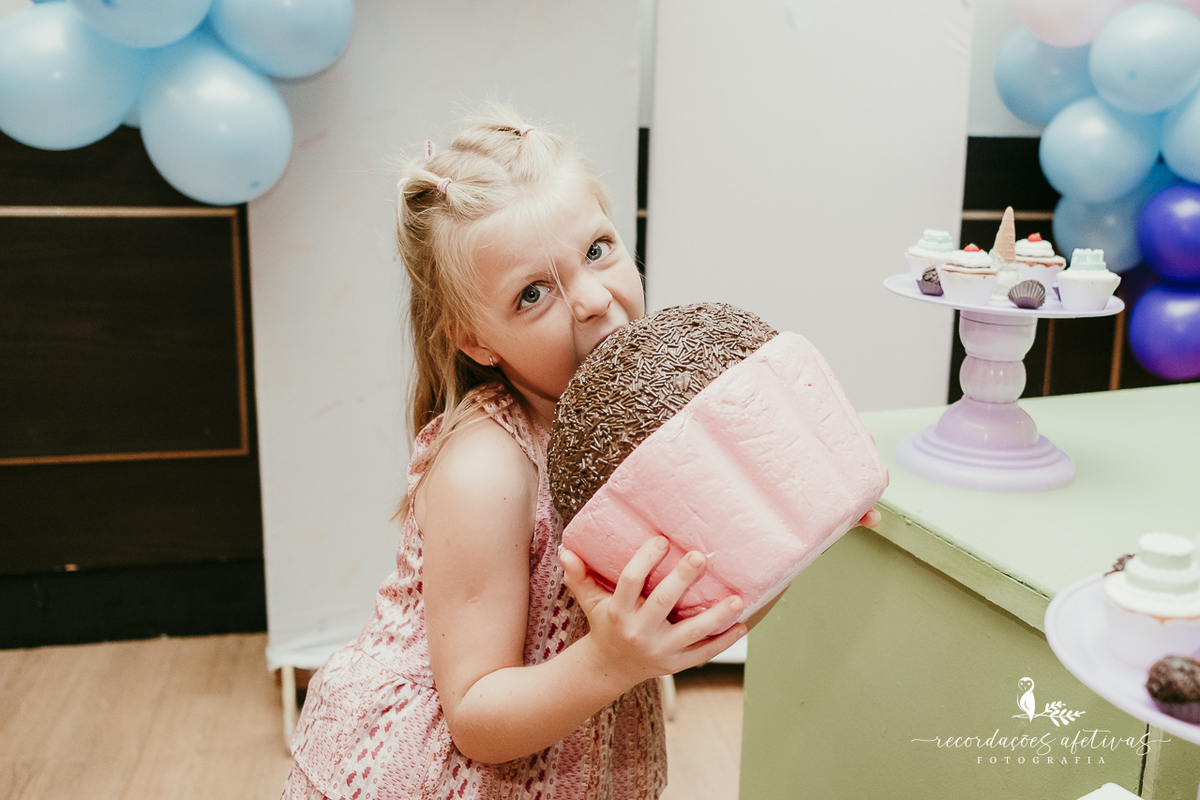 Retrato espontâneo da aniversariante durante o aniversário infantil tema doces 2