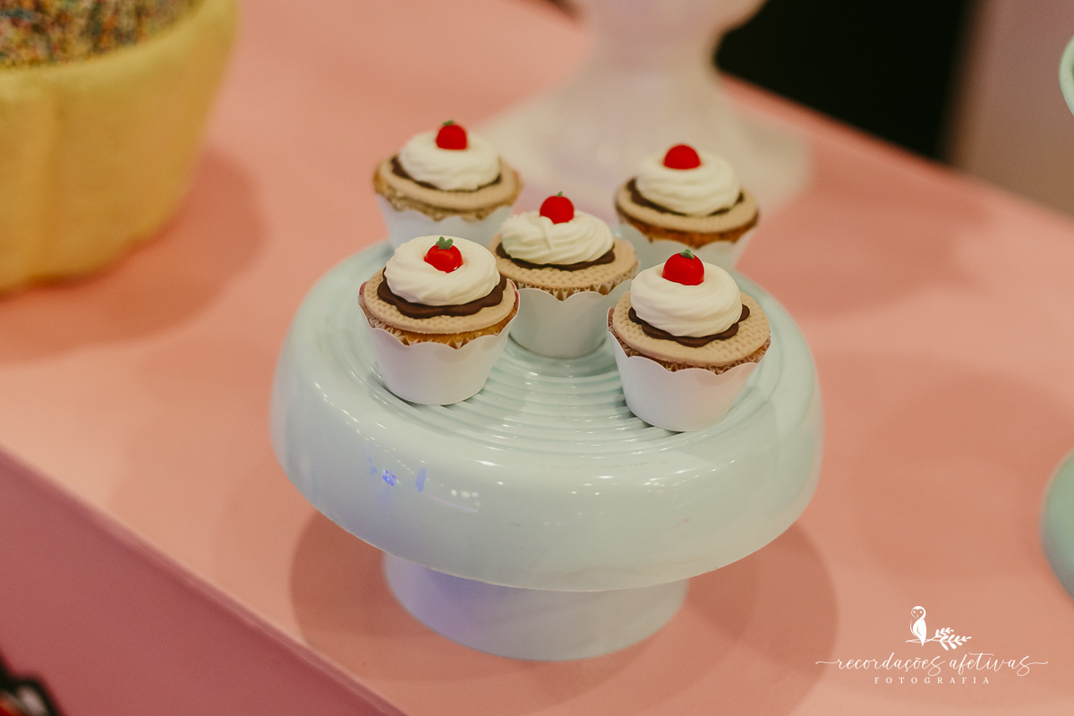 Mesa do bolo com decoração tema doces no aniversário infantil realizado no Buffet Planeta Kids, na Vila Romana 2