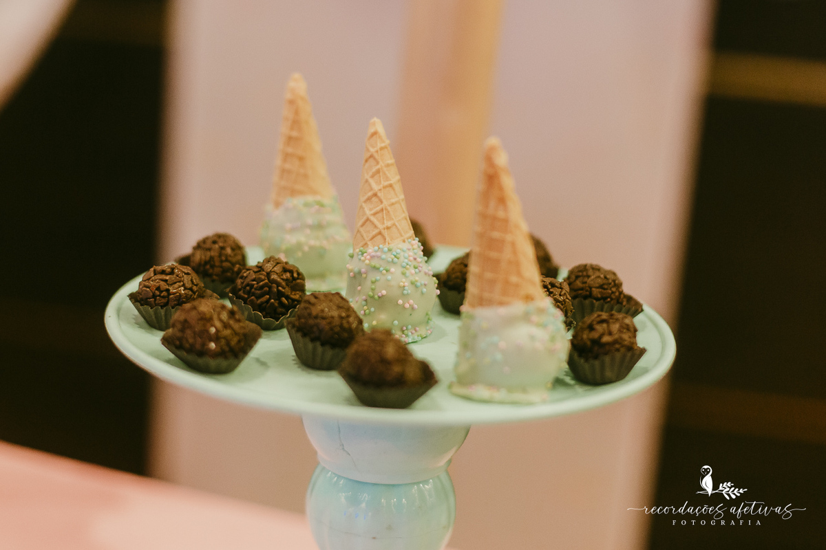 Mesa do bolo com decoração tema doces no aniversário infantil realizado no Buffet Planeta Kids, na Vila Romana 3