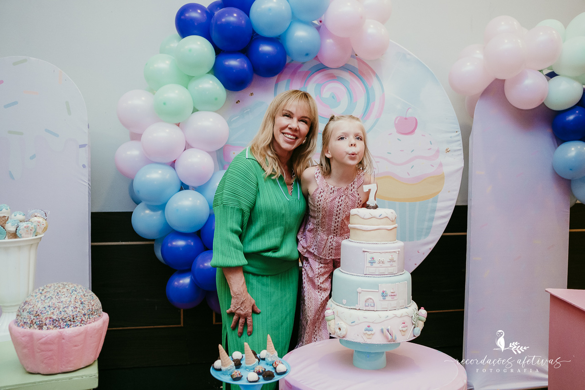 Família reunida celebrando o aniversário infantil da menina no Buffet Planeta Kids.