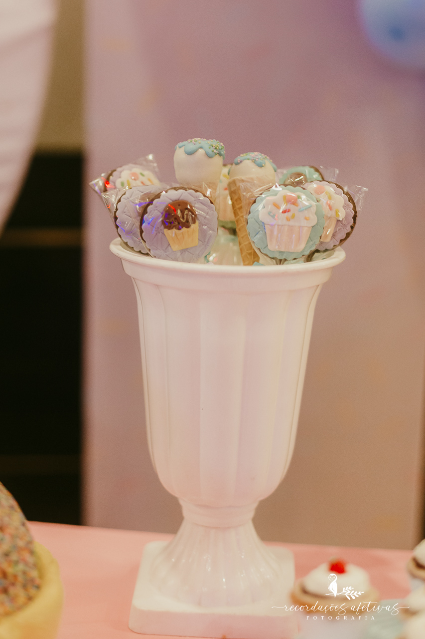 Mesa do bolo com decoração tema doces no aniversário infantil realizado no Buffet Planeta Kids, na Vila Romana 4