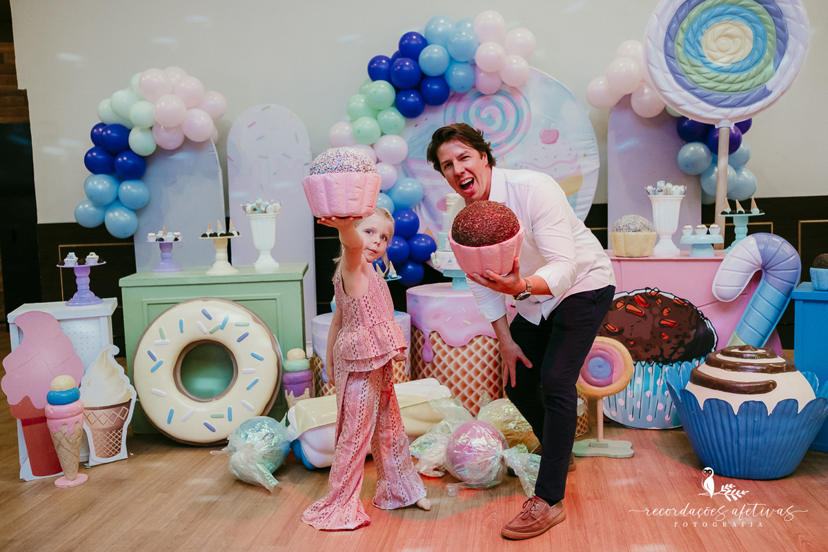Família reunida celebrando o aniversário infantil da menina no Buffet Planeta Kids.