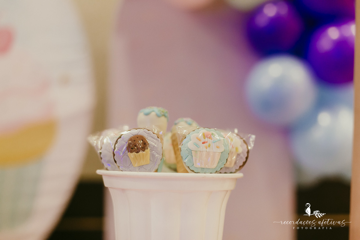 Detalhes da mesa principal do aniversário infantil tema doces no Buffet Planeta Kids.