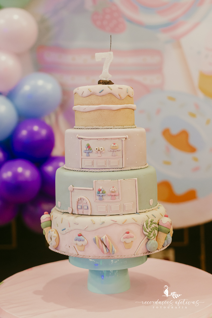 Detalhes da mesa principal do aniversário infantil tema doces no Buffet Planeta Kids.