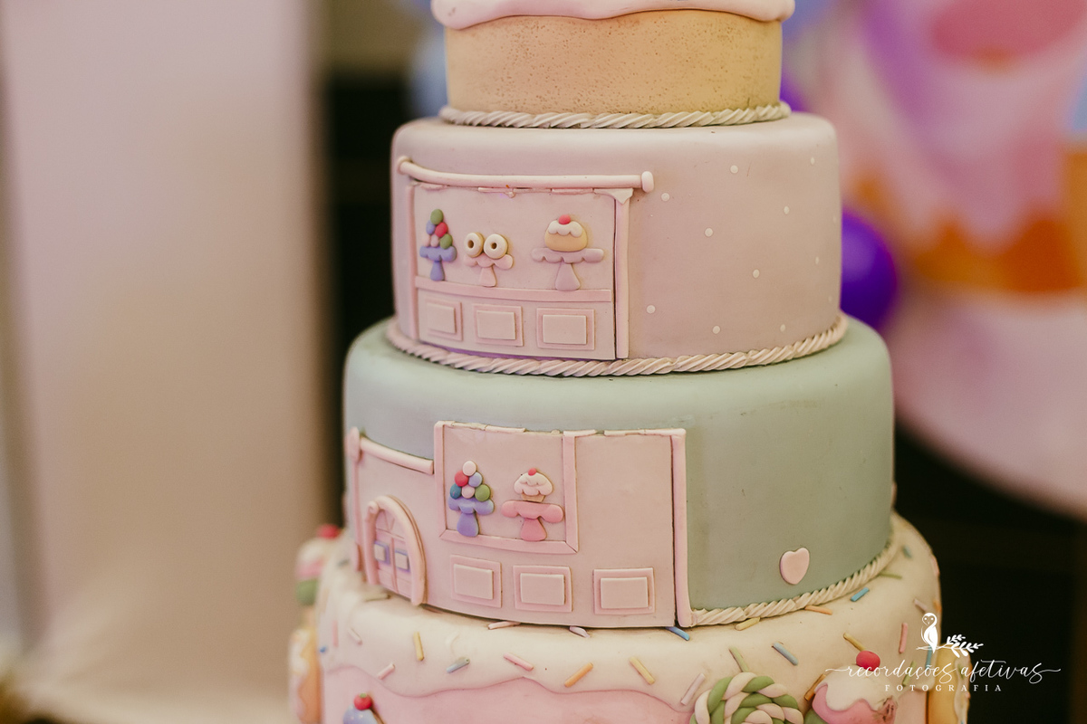 Detalhes da mesa principal do aniversário infantil tema doces no Buffet Planeta Kids.